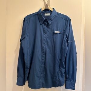 Columbia PFG Women’s Hiking or Travel Shirt Dark Blue Green